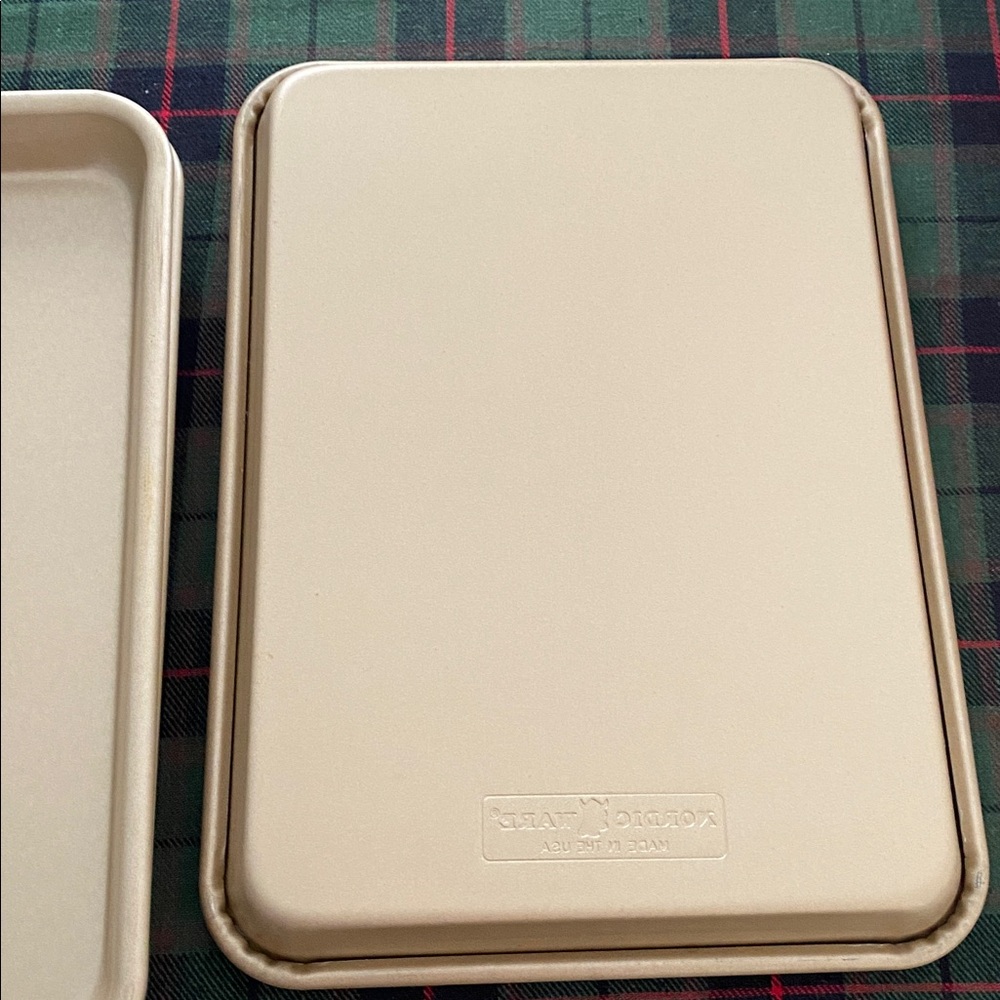 4- Nordic Ware Gold Non-Stick Quarter Sheet Pans - Picture 5 of 9